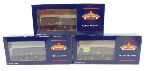 Bachmann Branchline OO gauge rolling stock, 38-142 twenty nine tonne sliding door box van, VDA Rail Freight Distribution, boxed. (3)