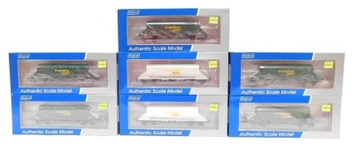 Dapol OO gauge rolling stock, including 4F-026-012 HIA Freightliner White Heavy Haul limestone hopper 369043, 4F-026-010 HIA Freightliner green Heavy Haul limestone hopper 36021, HIA Freightliner green Heavy Haul limestone hopper 369017, etc., boxed. (7)