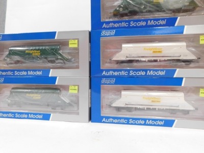 Dapol OO gauge rolling stock, including 4F-026-012 HIA Freightliner White Heavy Haul limestone hopper 369043, 4F-026-010 HIA Freightliner green Heavy Haul limestone hopper 36021, HIA Freightliner green Heavy Haul limestone hopper 369017, etc., boxed. (7) - 3