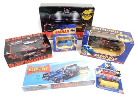 Corgi and Polar Lights model kits and diecast, comprising Polar Lights The 1966 Batmobile, Polar Lights kit number POL821 Batmobile, Polar Lights Collectors Edition Batmobile, Bandai Batman high speed motorised Batmobile, Corgi 1990s Batmobile BNB V2, and