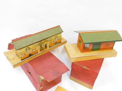 Hornby O gauge clockwork tinplate boxed No 1 goods platform, and No 3 station. (2) - 2