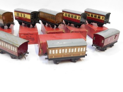 Hornby O gauge tinplate coaches, boxed and unboxed, including No 51 coach first class, No 51 coach third class, No 1 passenger coach, No 51 passenger brake van, etc. (8) - 2