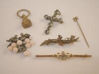 An aquamarine set bar brooch and other small Victorian jewellery items.