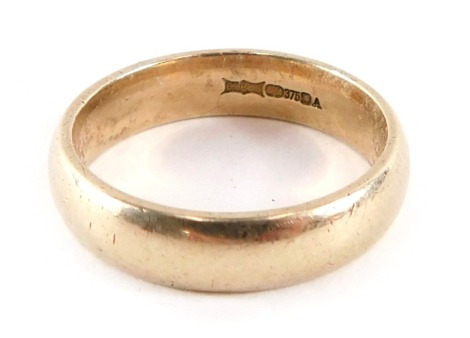 A 9ct gold wedding band, of plain design, ring size P½, 5.1g.