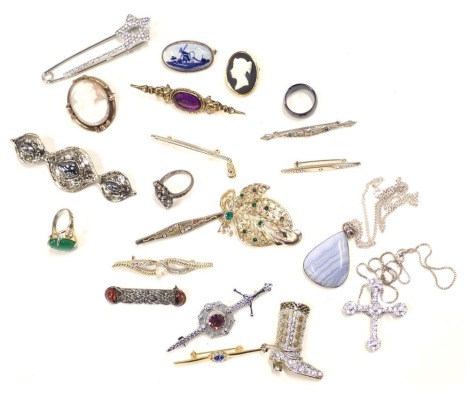 A group of assorted costume jewellery, to include brooches, silver chains, necklaces, etc. (a quantity)