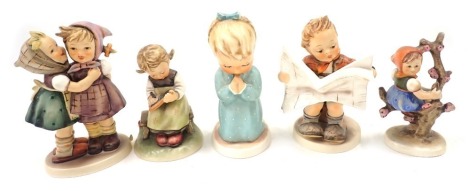 Five Goebel Hummel figures, to include children reading and playing. (5)