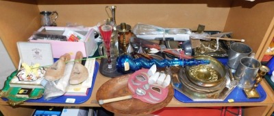 Miscellaneous items, to include treen, metalware bowls and tankards, candlesticks, etc. (5 trays and loose)