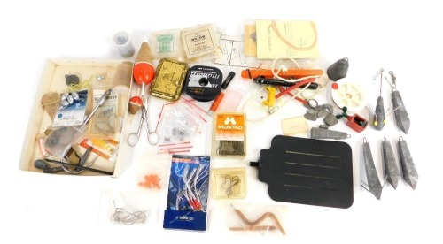 A group of fishing tackle, to include Mustad Sea hooks, further hooks, silver tinsel rig, Leader hooks, etc.