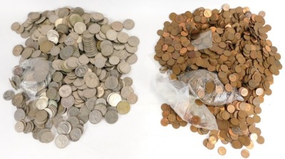 A group of Elizabeth II decimal and pre decimal coinage, to include copper two pennies and one pennies, 1970s five pence coins, etc. (a quantity) - 2