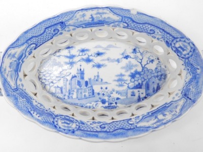 An early 19thC Spode blue and white pottery chestnut basket, decorated in the Gothic Castle pattern, 23cm wide. - 2