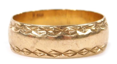 An engraved 9ct gold wedding band, size S, 4.2g.