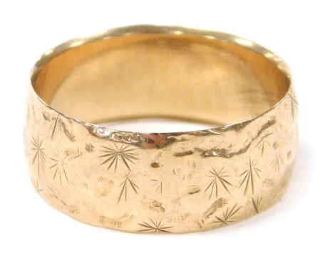 A 9ct gold engraved wide wedding band, size S, 5.7g.