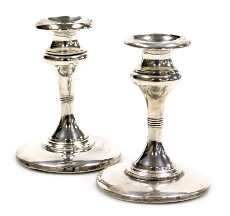 A pair of George V loaded silver candlesticks, Birmingham 1912, 9.00oz, 10.5cm high.