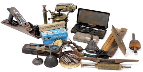 A Stanley 12-205 plane, spirit levels, Bladon blow torch, micrometer, and other engineering and woodworking tools. (a quantity)