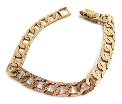 An Elizabeth II 9ct gold bracelet, the plates with bark effect S shaped links, stamped 375, 22.5cm long, 26.3g all in.