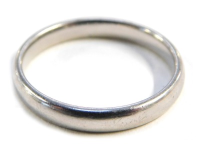 A platinum wedding band, size M 1/2, 4.3g.