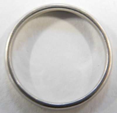 A platinum wedding band, size M 1/2, 4.3g. - 2