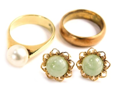A pair of Chinese jadeite set ear studs, yellow metal, within pierced scroll borders, stamped China 14k, yellow metal ring set with a cultured pearl, stamped 585, 4.6g all in, and a yellow metal wedding band, indistinct marks, 3.7g. (3)