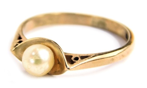 A 9ct gold and cultured pearl ring, in a curved and pierced setting, size O 1/2, 2.2g.