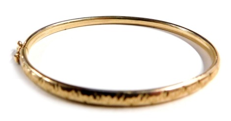 A 9ct gold child's hinged bangle, 5.2g.