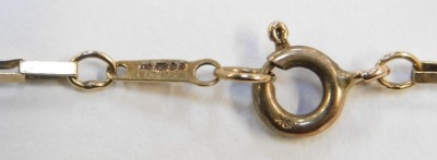 A 9ct gold crucifix pedant and box link chain, 5g. - 4