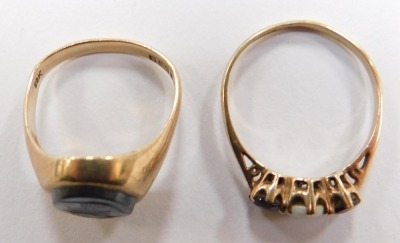 Two 9ct gold rings, being a signet ring with centurion intaglio, size O 1/2, the other opal and garnet, size T, 6.2g all in. (2) - 2