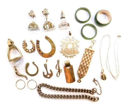 An 18ct gold sapphire and diamond horseshoe brooch, 3.6g, together with 9ct gold stirrup pendant, further 9ct gold, 10.2g, jade rings, etc. (a quantity)