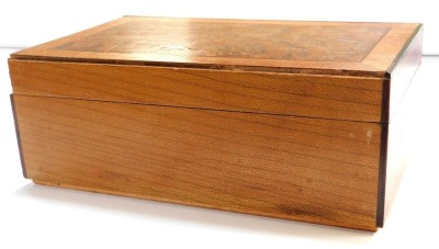 A burr walnut lidded jewellery box, containing costume jewellery and watches. - 3