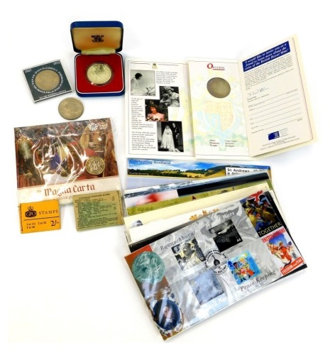 Various commemorative coins, to include a Royal Mint Magna Carta two pound uncirculated coin, Elizabeth II 70th Birthday commemorative crown, Royal Mint Elizabeth II 1977 commemorative crown, together with various Royal Mail commemorative stamp collection