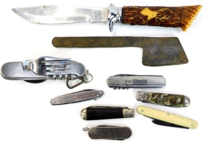 A group of pocket and other knives, to include a brown Bakelite cased example, a Klingspor steel pocket knife with engine turned decoration, etc.