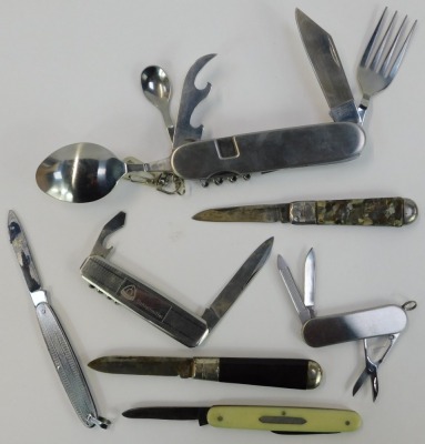 A group of pocket and other knives, to include a brown Bakelite cased example, a Klingspor steel pocket knife with engine turned decoration, etc. - 5