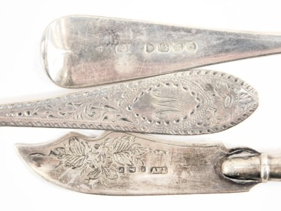 A group of small silver, to include an Edward VII silver mustard pot, with blue glass liner, a pair of silver mounted photograph frames, silver butter knives, salt spoon, etc., weighable silver 3.12oz. - 2