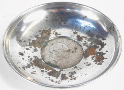 An Elizabeth II silver dish, of circular form inset with a commemorative Churchill 1965 crown, hallmarks rubbed, 2.57oz all in, 10cm diameter, together with a silver candle snuffer with turned handle, Birmingham 1968. - 4
