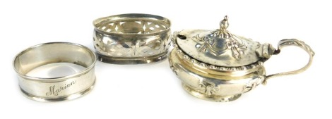 An Edward VII silver lidded mustard pot, in Adam style, decorated with bows and swags, Birmingham 1903, together with two silver napkin rings, 1.93oz.