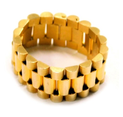 A novelty dress ring, formed as watch links, yellow metal stamped 750, ring size V½, 10.1g.