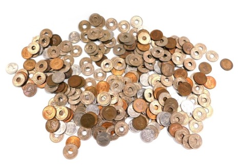 George VI and later pennies and tokens, to include one tenth of a penny hammered coin, 1940s farthings, sixpence pieces, etc. (1 box)