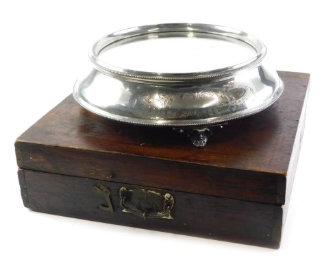 A 20thC silver plate wedding cake stand, with engraved decoration of scrolls, on cast feet, 41cm diameter.