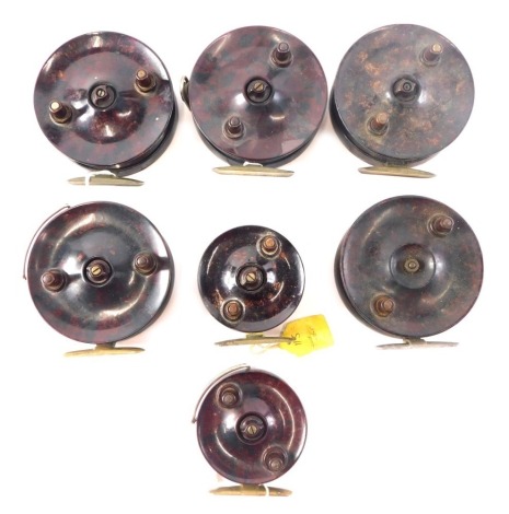 A collection of ELO brown mottled Bakelite fishing reels, various sizes to include 10cm diameter.