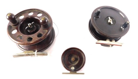 A Modernite Pixie Bakelite fishing reel, an Allcocks Aerialite, and a small Bakelite reel, unmarked. (3)