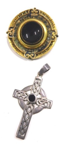 Two items of jewellery, comprising a Victorian memorial brooch, pinchbeck frame with central black agate, 3.5cm diameter, and a white metal crucifix pendant stamped 925. (2)