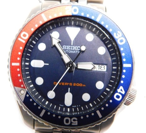 A Seiko automatic diver's 200m wristwatch, in stainless steel case with red and blue seconds winder, with day and date aperture, serial number 5N3087, boxed with additional material strap.