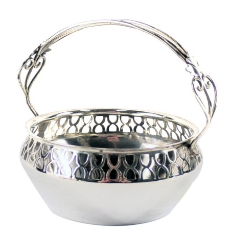 A George V silver sugar basket, with a pierced handle and border, maker TL, Sheffield 1912, 2.72oz.