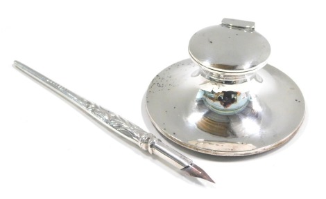 A George VI capstan inkwell and quill, the inkwell lacking liner, maker EEB, Chester 1943, and associated quill, with weighted base, 3.66oz. (2)