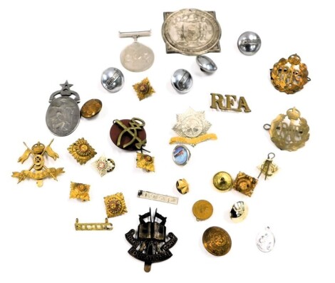 Military cap badges and bars, Midland Buttons, RFA badge and others. (a quantity)