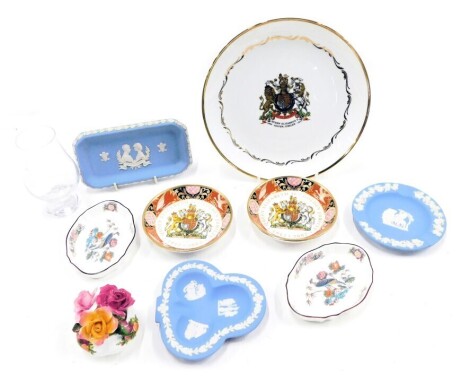 A quantity of ceramics, to include Wedgwood, Royal commemoratives, etc. (2 trays)