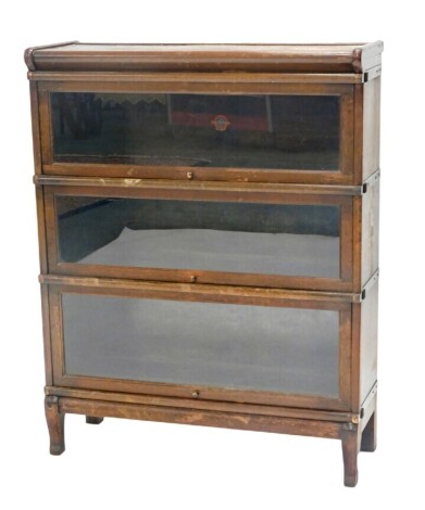 An early 20thC Globe Wernicke oak stacking bookcase, of three sections with glazed doors, 110cm high, 86cm wide, 30cm deep.