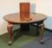 A 20thC mahogany wind out oval dining table on cabriole claw feet