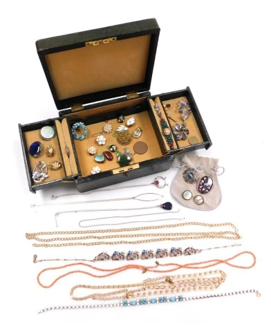 A green material cantilevered jewellery box and contents, including clip on earrings, dress jewellery, coral necklace, filigree brooches, carved jade coloured leaf brooch, marcasite floral spray brooch, etc. (1 box)