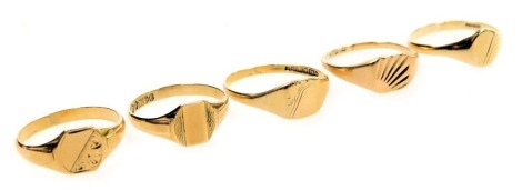 Five 9ct gold signet rings, with engine turned or engraved decoration, all hallmarked, total weight 6.33g.