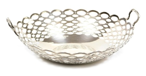 An Edward VII silver twin handled basket, with repeating pierced oval decoration, A&J Zimmerman Ltd, Birmingham 1907, 15.60oz.